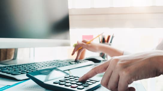 PCで作業してる画像